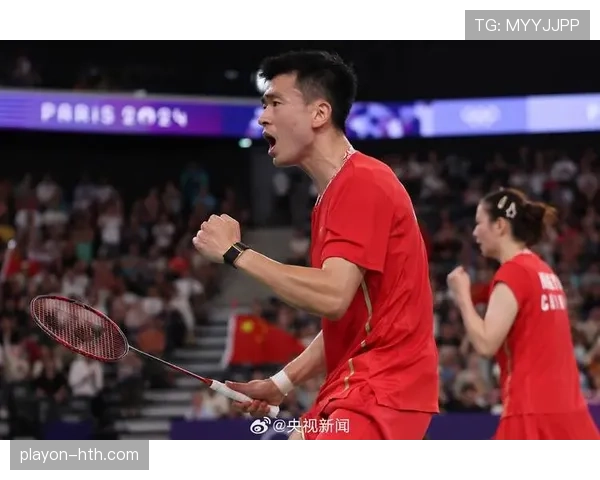 刚刷到郑思维逛街的视频——赛场那股狠劲儿全没了，变成了拎名牌包的隔壁富哥