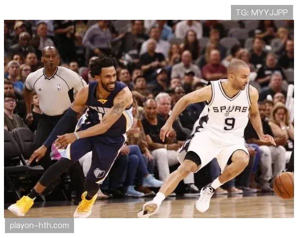 康利无球跑动牵制防线，改变对手防守布局