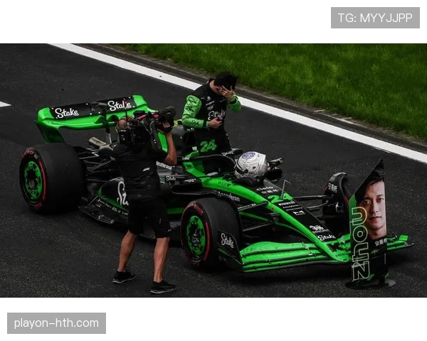 周冠宇比赛结束直接去改衣帽间妆容，感觉走红毯比上赛道还重要？