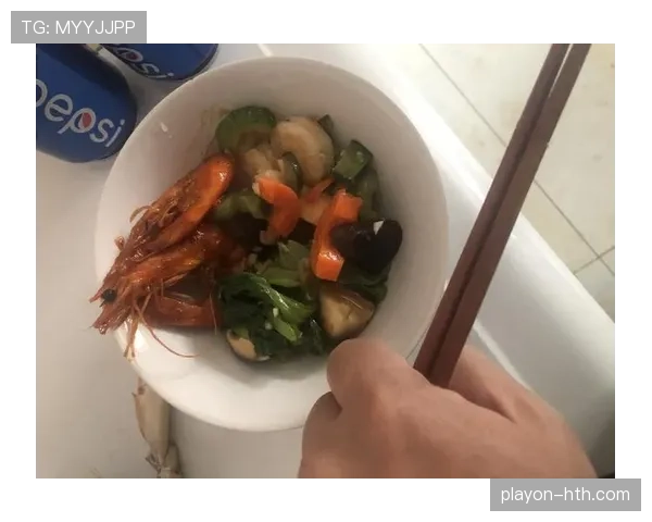 柳雅慧训练完直接啃蛋白棒当晚餐，这自律我真扛不住